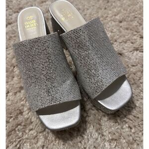 GREAT CONDITION Oasis Society Women's Crystal Platform Heels Gray Size 8.5